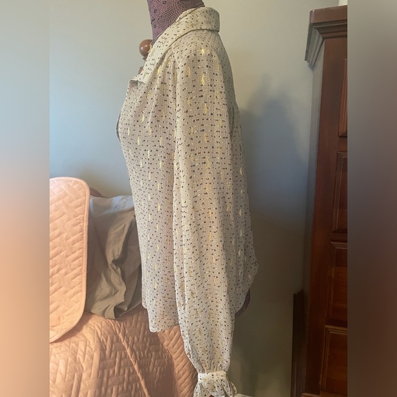 VINCE CAMUTO NWT Semi Sheer gold foil detailed button up Blouse Size: Small - Picture 5 of 11